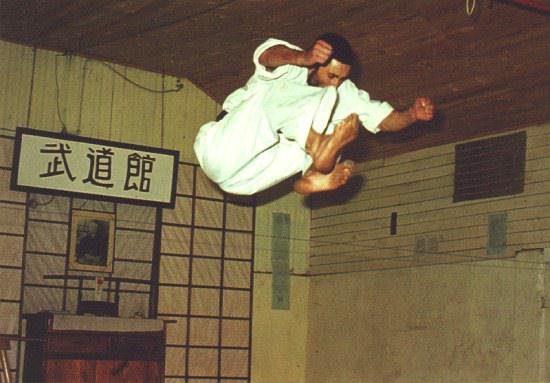 Sánchez Sempai jumping kick
